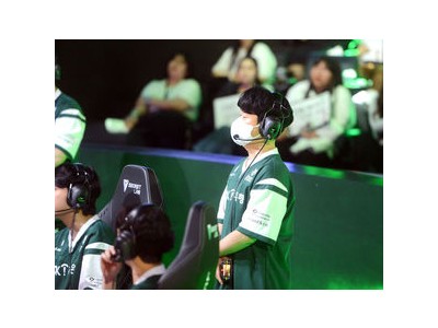 여자배구 선수들 1세트 유리한 상황에서 침착함 부족하다는 평